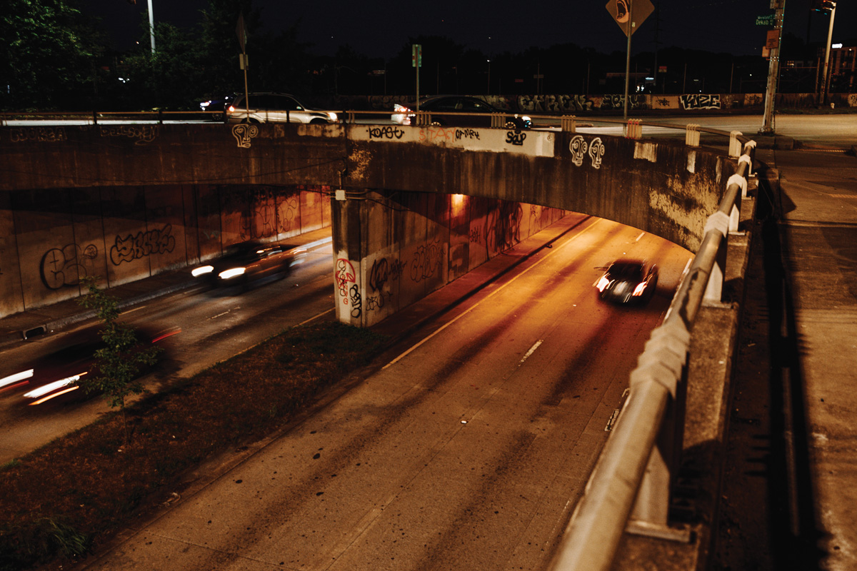 Cars driving down Moreland Ave.